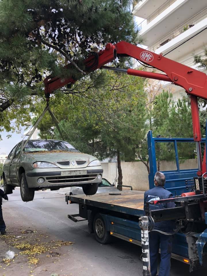 Απομακρύνονται εγκαταλελειμμένα αυτοκίνητα από τους δρόμους του Αλίμου