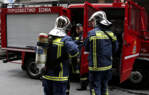 Φωτιά σε σπίτι στη Γλυφάδα- Απεγκλωβίστηκαν τρία άτομα