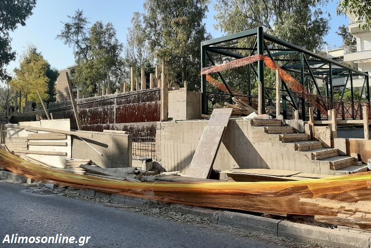 Τοποθετήθηκαν τα σκαλάκια στο γεφυράκι του ρέματος του Αγ.Δημητρίου – Ετοιμάζεται και η ράμπα για ΑμεΑ