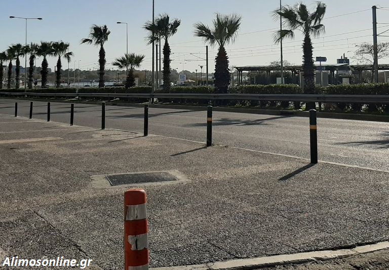 Κολωνάκια για αποτροπή της παράνομης στάθμευσης σε πεζοδρόμιο της λεωφόρου Ποσειδώνος