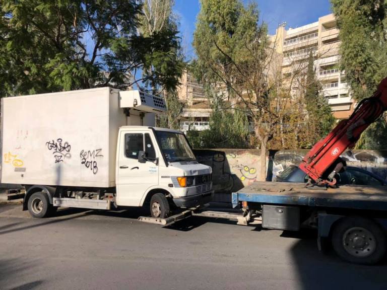 Συνεχίζεται η απομάκρυνση των εγκαταλελειμμένων αυτοκινήτων από τους δρόμους του Αλίμου