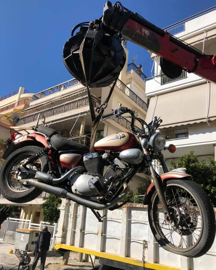 Άλιμος: Απομακρύνθηκαν εγκαταλελειμμένες μηχανές και δημιουργήθηκαν 11 θέσεις πάρκινγκ