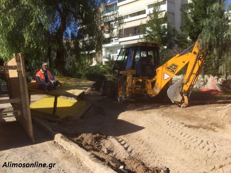 Οδός Αγ. Δημητρίου: Σε φάση αποκατάστασης του πεζοδρομίου μετά την μεγάλη βλάβη σε σωλήνα της ΕΥΔΑΠ