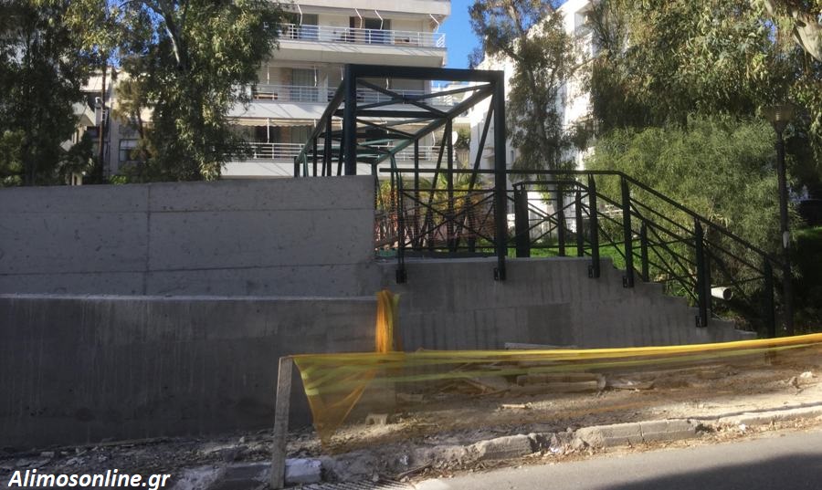Συνεχίζονται οι εργασίες κατασκευής της πεζογέφυρας στο ρέμα της οδού Αγ. Δημητρίου