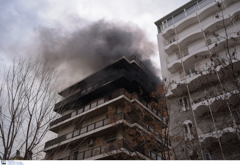 Μεγάλη φωτιά σε διαμέρισμα στο Παλαιό Φάληρο - Απεγκλωβίστηκαν δύο άτομα