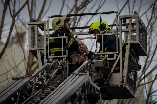 Με ελαφρά εγκαύματα και αναπνευστικά προβλήματα οι δύο ηλικιωμένες που απεγκλωβίστηκαν από το διαμέρισμα στο Παλαιό Φάληρο