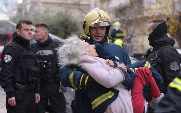 «Έβαλε φωτιά στο σπίτι της», η σοβαρή καταγγελία της ηλικιωμένης που απεγκλωβίστηκε το πρωί από τη φωτιά σε σπίτι στο Φάληρο