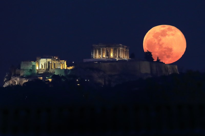 Μαγευτικές εικόνες από την χθεσινή υπερπανσέληνο