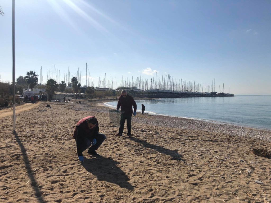 Ο Δήμαρχος Παλαιού Φαλήρου στέλνει το μήνυμα για καθαρές παραλίες δίνοντας το καλό παράδειγμα.