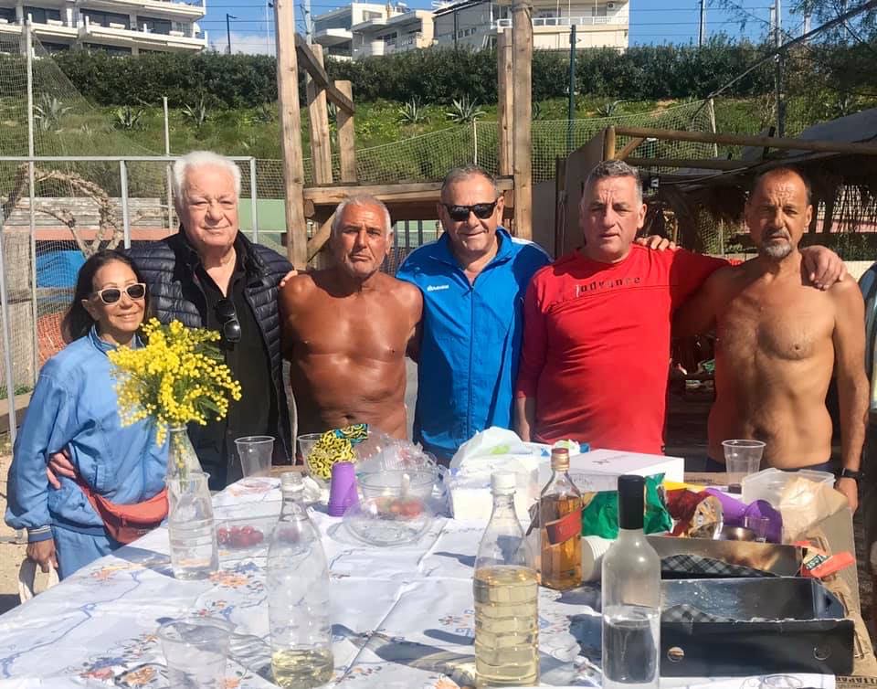 Μπάνιο στην παραλία Αλίμου και μετά τηλέφωνο για delivery και beach lunch