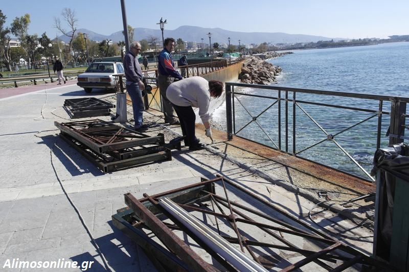 Ξεκίνησε σήμερα η αντικατάσταση των προστατευτικών κάγκελων του παραλιακού πεζόδρομου 
