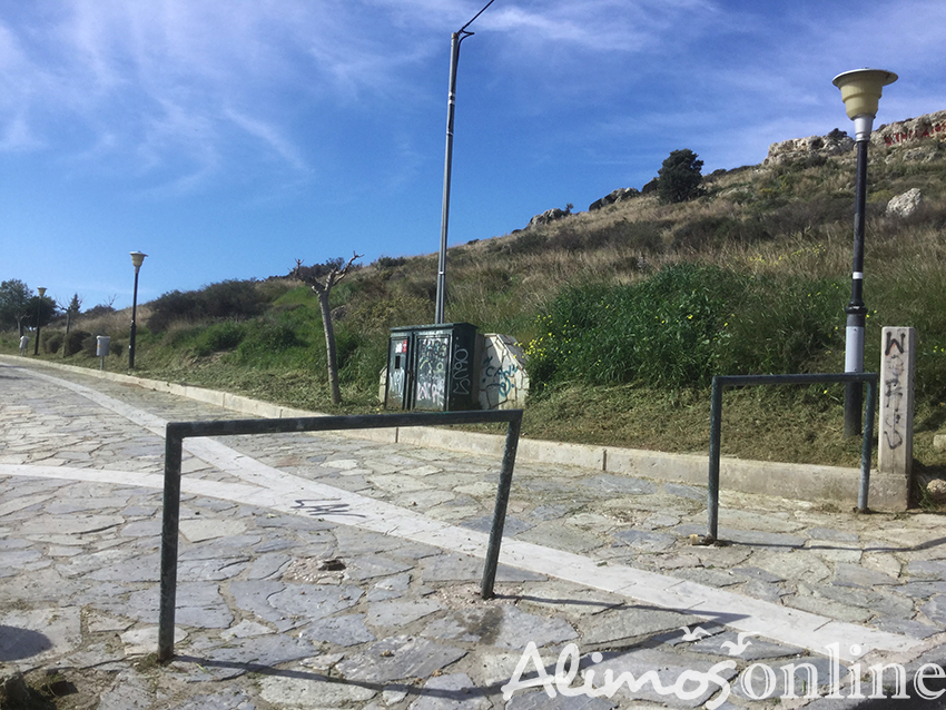 Aυτοκίνητα εισέρχονται στον πεζόδρομο του Λόφου Πανί
