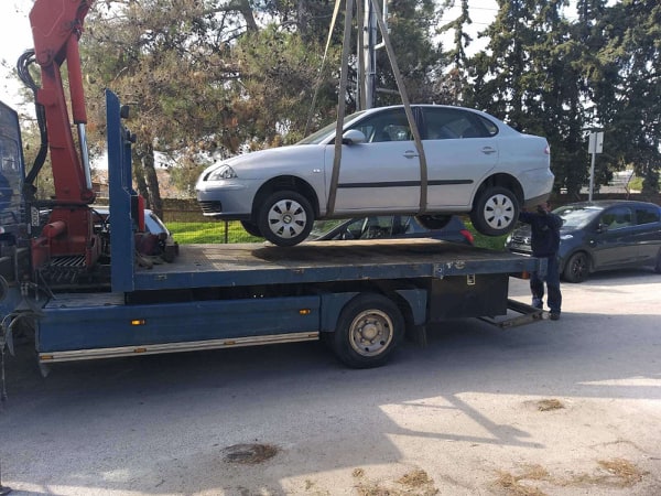 Απομακρύνονται από τους δρόμους του Αλίμου τα οχήματα χωρίς πινακίδες