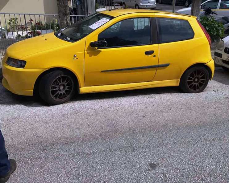 Συνεχίζεται η απομάκρυνση των εγκαταλελειμμένων αυτοκινήτων από τους δρόμους του Αλίμου