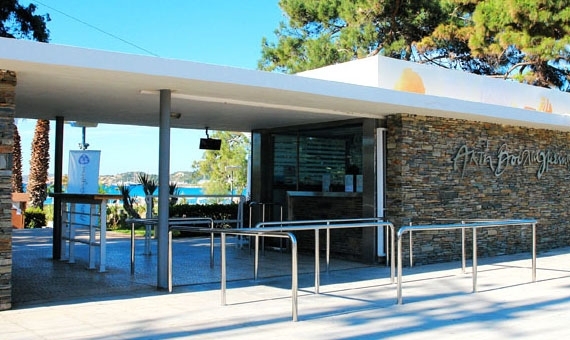 H πλαζ της Βουλιαγμένης είχε πάνω από 2.500 πολίτες σήμερα – Ο Δήμαρχος έβαλε «λουκέτο»