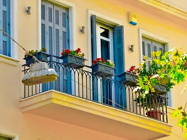 Απόψε θα βγούμε στα μπαλκόνια μας να χειροκροτήσουμε τους γιατρούς και τους νοσηλευτές