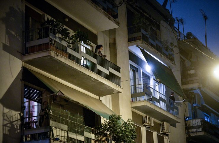 Στα μπαλκόνια βγήκαν οι Αλιμιώτες και οι Αλιμιώτισσες ώστε να χειροκροτήσουν