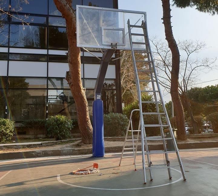 Ο Δήμος Γλυφάδας αφαιρεί τα στεφάνια από τις μπασκέτες