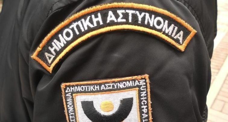 Η Δημοτική Αστυνομία απομάκρυνε και σήμερα κόσμο από την πλαζ Αλίμου