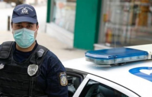 Βούλα: Άνδρας συνελήφθη επειδή έσπασε την 14ημερη καραντίνα  - Φώναζε πως έχει κορωνοϊό και έφτυσε τους αστυνομικούς