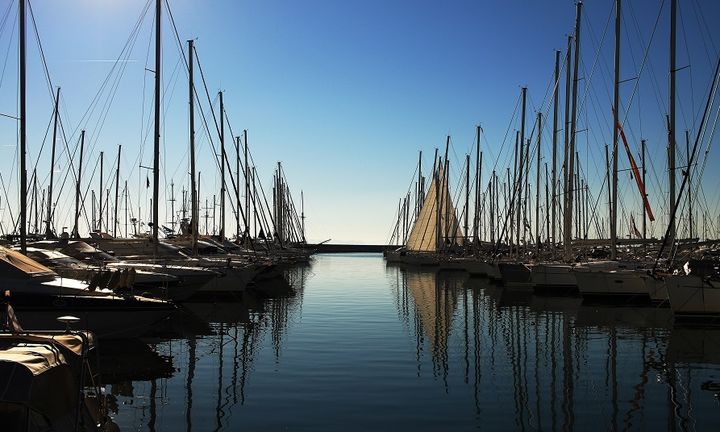 Προληπτικά σε καραντίνα είναι το σκάφος στην Μαρίνα Αλίμου
