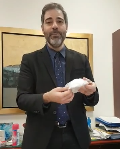 Ο Δήμαρχος Αλίμου Ανδρέας Κονδύλης, μας συμβουλεύει για τον σωστό τρόπο να αφαιρούμε τη μάσκα και τα γάντια