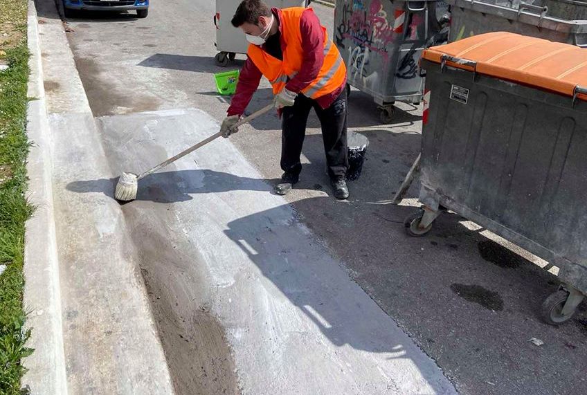 Καθαρίζονται και απολυμαίνονται όλες οι εσοχές των κάδων στον Άλιμο