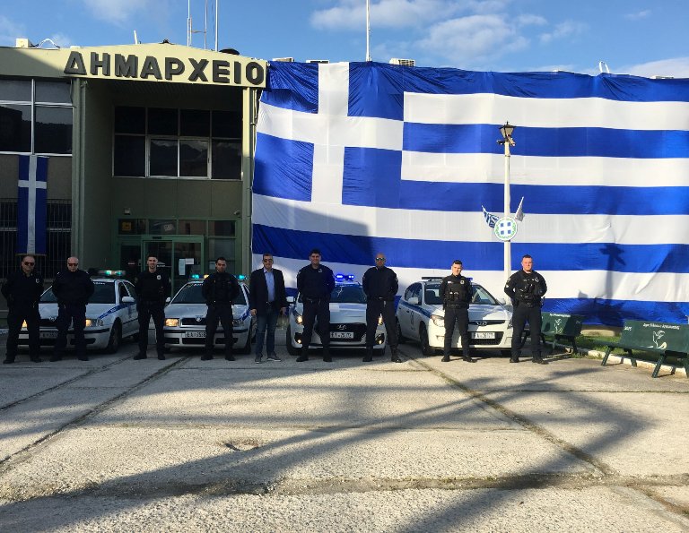 Η ελληνική σημαία 350τ.μ που «ντύνει» το Δημαρχείο Ελληνικού – Αργυρούπολης