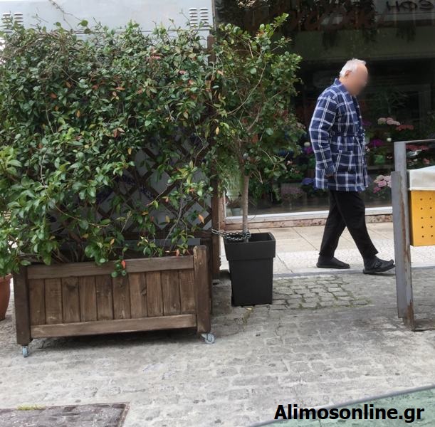 Με τη ρόμπα και τις παντόφλες για τα απαραίτητα