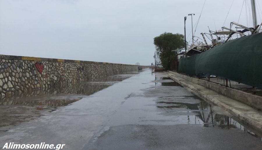 Εικόνες από τον έρημο και βροχερό Άλιμο