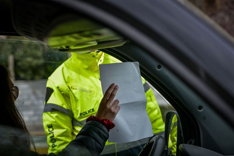 Άνδρας από την Καλλιθέα έγραψε τη βεβαίωση μετακίνησης πάνω σε χαρτοπετσέτα