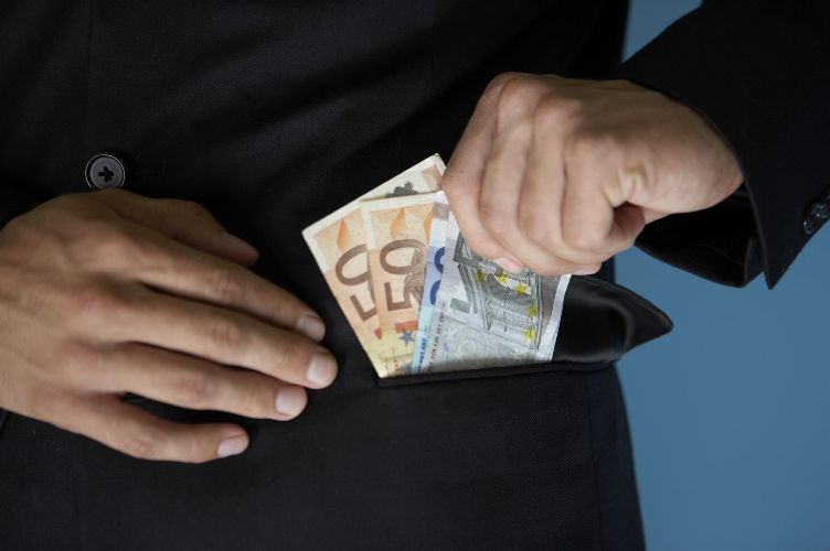 Κρούσμα απάτης στον Άλιμο: Μπλε αυτοκίνητο προσεγγίζει ηλικιωμένες και τους αποσπά χρυσαφικά ώστε να τα «ασφαλίσει»
