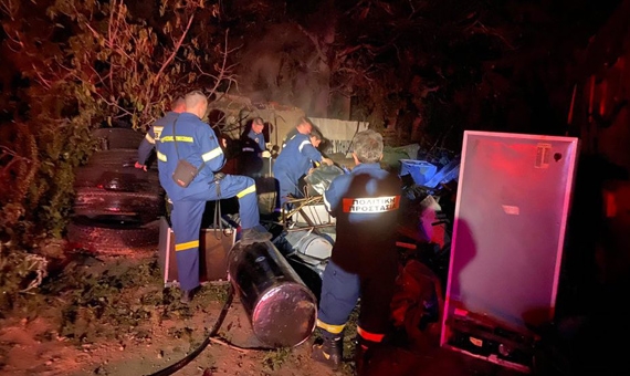 Βάρη: Μικρή εστία φωτιάς από φωτοβολίδα που εκτόξευσε ιδιώτης
