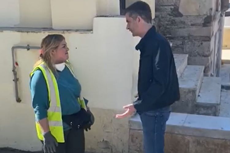 Υπάλληλος του Δήμου Αθηναίων βρήκε τσάντα με 19.000 ευρώ και την παρέδωσε στην αστυνομία