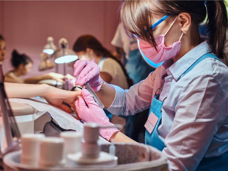 Οι νέοι κανόνες που πρέπει να τηρούμε στα κομμωτήρια, τα κέντρα αισθητικής και τις δοκιμές ρούχων
