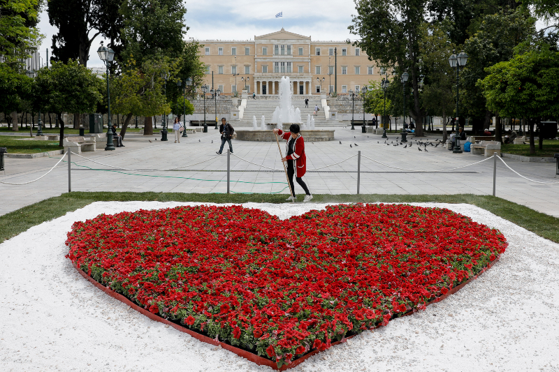 Μία κατακόκκινη καρδιά στην πλατεία Συντάγματος