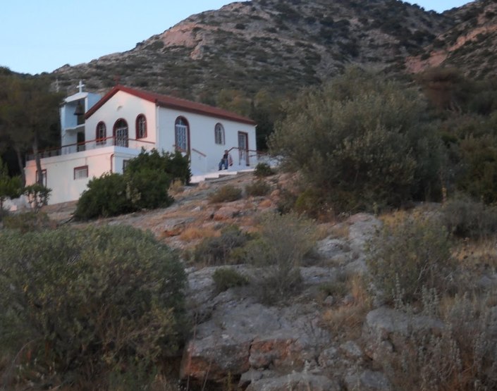 Βέβηλοι έσπασαν τον σταυρό στον περίβολο του Ι.Ν Αγίας Ειρήνης στην Αργυρούπολη – Το οργισμένο μήνυμα του Δημάρχου