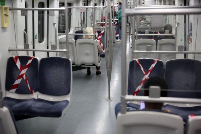 Μέτρα στα ΜΜΜ: Εβαλαν απαγορευτικές κορδέλες σε καθίσματα του Μετρό