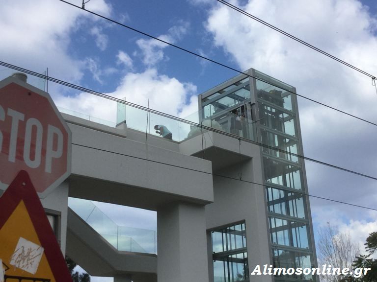«Κινητικότητα» στην πεζογέφυρα της παραλίας