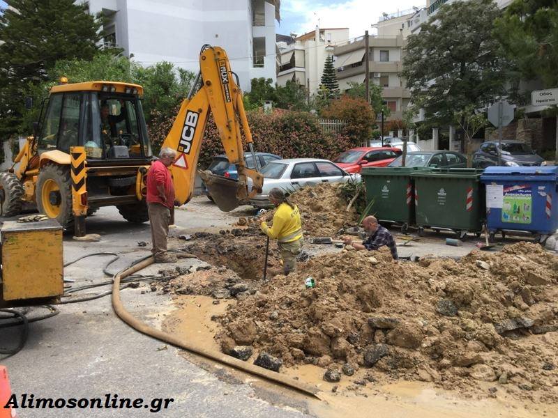 Κλειστή η οδός Ηφαίστου στο Καλαμάκι λόγω εργασιών της ΕΥΔΑΠ για τον σπασμένο αγωγό