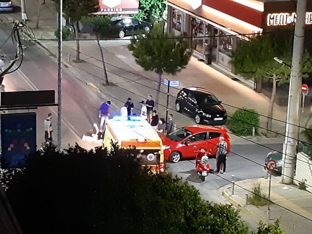 Τροχαίο ατύχμα με μηχανάκι στη συμβολή Λ.Καλαμακίου και Λυσικράτους