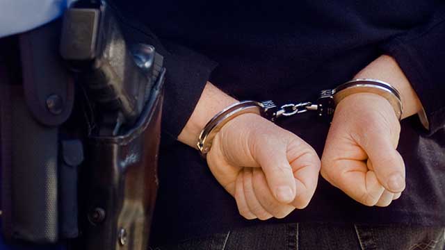 Συνελήφθησαν στο Ελληνικό τρία άτομα με 220 αφίσες στοχοποίησης αθλητικών δημοσιογράφων