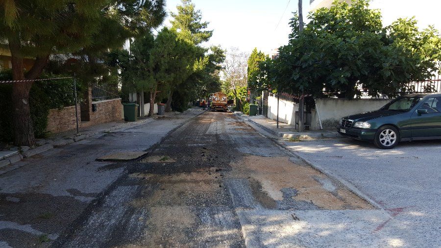 Συνεχίζονται με εντατικούς ρυθμούς οι ασφαλτοστρώσεις στον Άλιμο