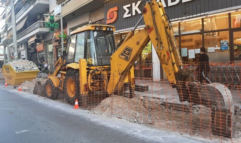 Διαμόρφωση εσοχής για χώρο στάθμευσης στη Θουκυδίδου
