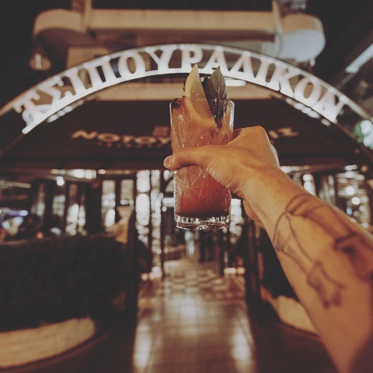 Cocktails από ελληνικά αποστάγματα σε περιμένουν να τα απολαύσεις στην αυλή του «Νότου Έπαυλις»
