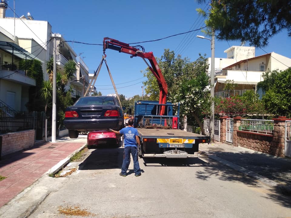 Συνεχίζεται η απομάκρυνση των εγκαταλλελειμμένων αυτοκινήτων από δρόμους του Αλίμου