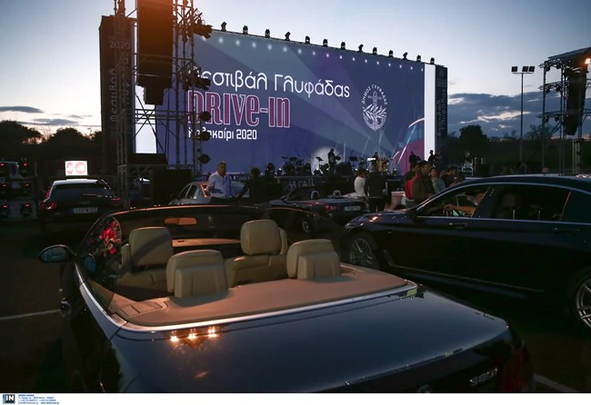 Θέμα στον Guardian η drive in εμφάνιση της Ν. Θεοδωρίδου στη Γλυφάδα
