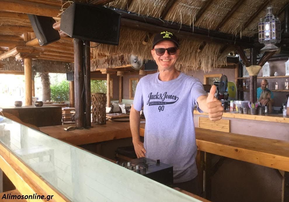 O James κάθε Κυριακή στο Macaw Beach Bar