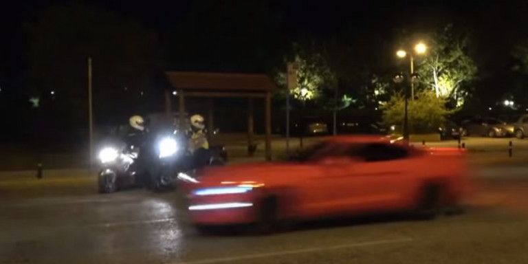 Βίντεο-ντοκουμέντο: Αστυνομικοί καταδιώκουν «πειραγμένα» αυτοκίνητα στην Παραλιακή