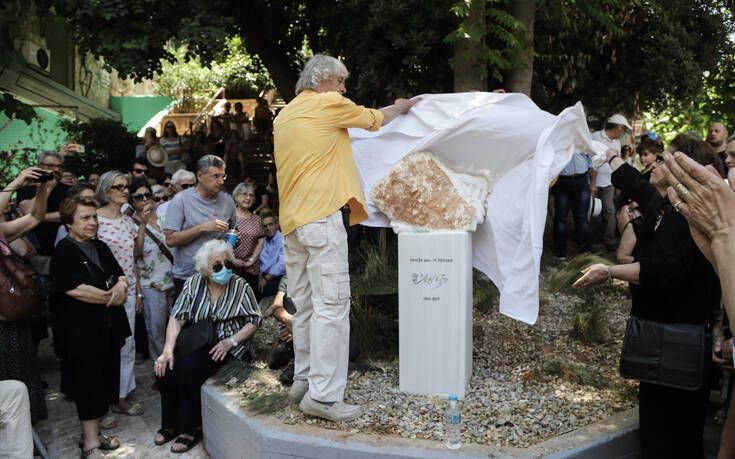 Τα Εξάρχεια τιμούν την Αρλέτα με ένα γλυπτό αφιερωμένο στη μνήμη της